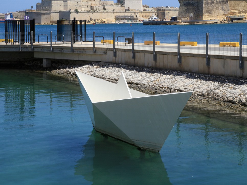 Malta_-_Floriana_-_Valletta_Waterfront_-_Laguna_Marina_-_Child_Migrants'_Memorial_02_ies